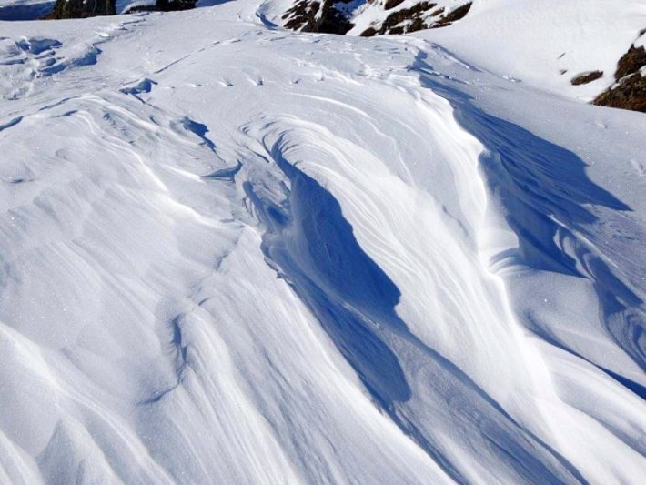 Der starke Nordostwind vom 17. und 18. Januar hat die Schneedecke kompromisslos bearbeitet. Eine Landkarte aus Schnee am Fuorcla da Patnaul (2772 m, Vals, GR; Foto: U. Berni, 20.01.2017).