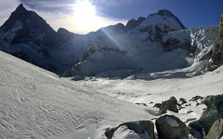 Trotz der starken Nordwest-Strömung blieb der ersehnte Schneefall in einigen Regionen der Schweiz aus. Rund um die Dent Blanche (4357 m, Evolène, VS) fand sich noch immer nur der Schnee vom November (Foto: H. Lauber, 10.01.2017).
