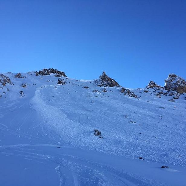 Abb. 27: Lawine am Nordhang des Roc d’Orzival (Anniviers, VS) auf rund 2800 m, die über eine Distanz von 400 m fernausgelöst wurde und im Altschnee anriss (Foto: P. Zufferey, 15.01.2017).