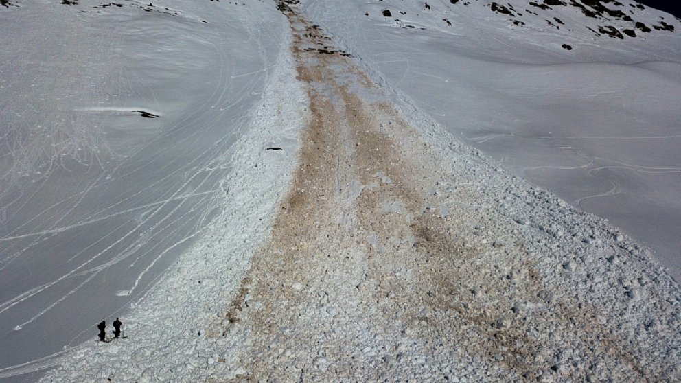 Temps ensoleillé et très doux, beaucoup d’avalanches de glissement