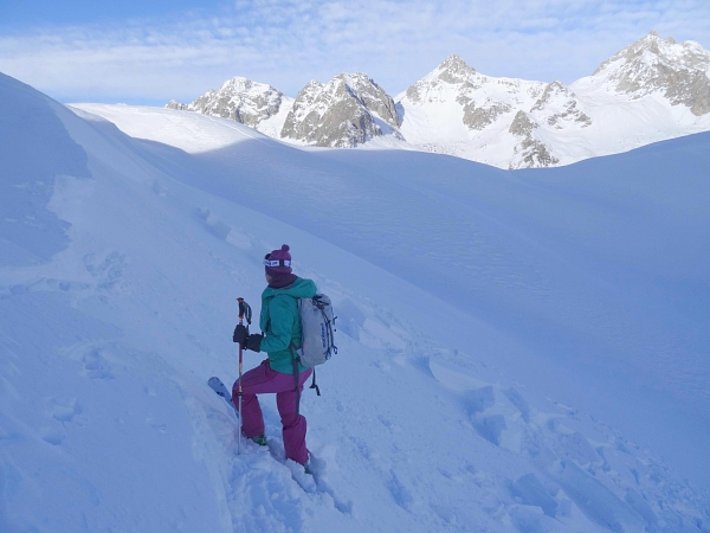 Der Wind verfrachtete den Neuschnee der letzten Woche. Ausgelöstes Triebschneepaket im Bedretto (Foto: T. Schneidt, 24.12.2016).