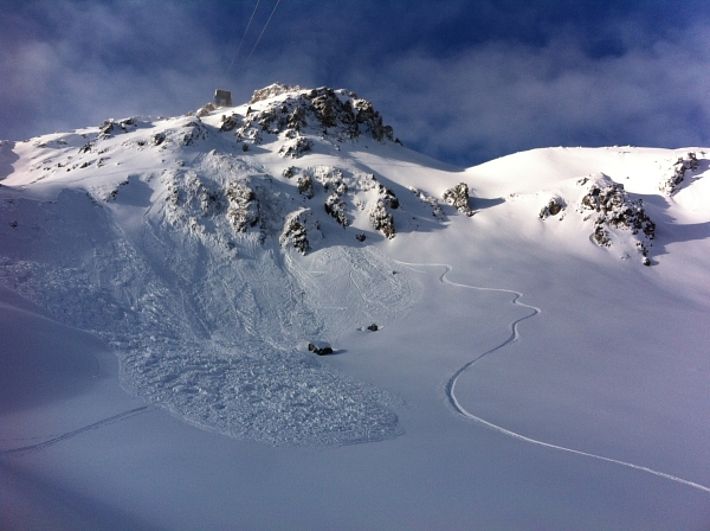 Durch einen Snowboarder ausgelöstes Schneebrett unterhalb des Aroser Weisshorns (2652 m, Arosa, GR; Exposition Ost; Foto: S. Büchel, 15.01.2017).
