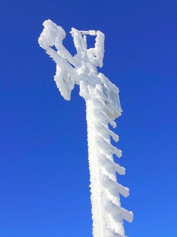 Grosser Rau-Reif hat sich an der Messstation Piz Lagalb angelagert. Der Reif beeinflusste die Messungen merklich. Der Windsensor drehte jedoch nach wie vor frei, sowohl Richtung als auch Geschwindigkeit wurden gemessen (Foto: M. Schoch, 22.12.2016).
