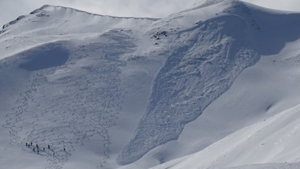 Période de foehn avec formation de neige soufflée; beaucoup de déclenchements d’avalanches dans les „régions avec de la neige ancienne“