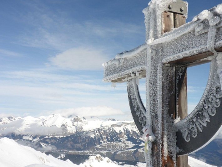 Blick von der Isisizer Rosswis (2333 m, Walenstadt, SG) auf Altmann und Säntis die noch im Nebel eingehüllt waren (Foto: P. Diener, 22.02.2017).