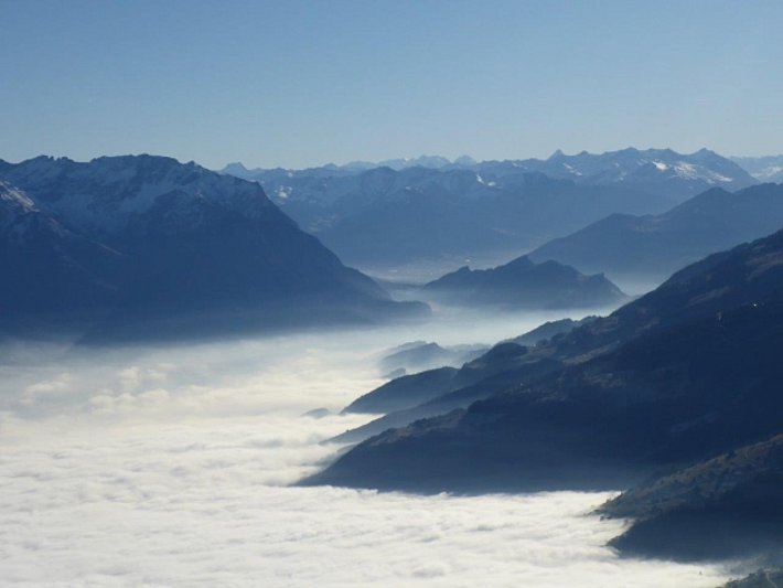 Dieses Mal reichte der Bodensee bis nach Sargans. Die klassischen Skitouren im Rheintal mussten auch in der vergangenen Woche noch mit Grasskis begangen werden. Mildes Wetter und gute Fernsicht entschädigten das Manko. Ganz im Hintergrund sind Piz Bernina (4047 m) und Piz Roseg (3937 m) zu erkennen (Mutschen, Sennwald, SG; Foto: P. Diener, 30.12.2016).