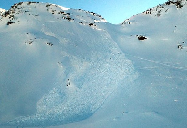 Abb. 10: Schneebrettlawine unterhalb der Mäderhütte, ausgelöst am 23. Dezember (Simplongebiet; Foto: M. De Zaiacomo, 26.12.2016).