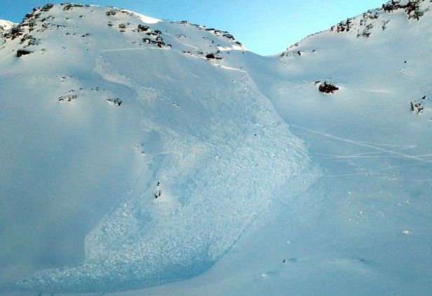 Abb. 10: Schneebrettlawine unterhalb der Mäderhütte, ausgelöst am 23. Dezember (Simplongebiet; Foto: M. De Zaiacomo, 26.12.2016).