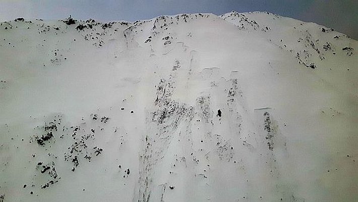 Diese Lawine am Chessigrat (Kloster-Serneus, GR; Exposition Nordwest) wurde bereits beim Abwerfen der Sprengladung aus dem Helikopter ausgelöst (bevor die Ladung detonierte). Sie riss in die schwachen Altschneeschichten durch und erreichte mit rund 150 m Breite und über einem Kilometer Länge eindrückliche Ausmasse (Foto: M. Senn, 01.03.2017).