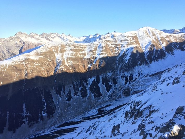 Sehr deutliche Schneegrenzen zeigten den Einfluss der Exposition und der Höhe auf die Schneeverteilung im Val Tisch (Bergün, GR; Foto: Urs Fliri, 29.12.2016).