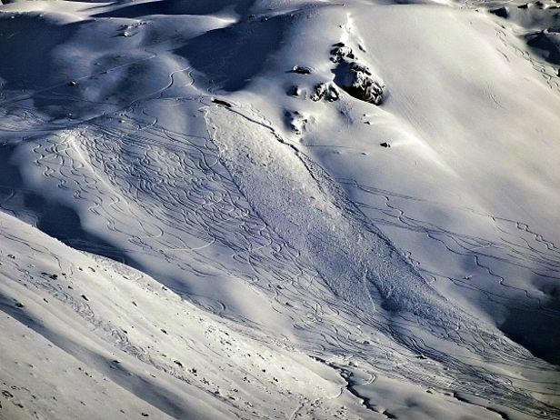 Abbildung 1: Durch Personen ausgelöste Schneebrettlawine an einem Westhang auf rund 2400 m oberhalb von Karlimatten, Flüelapassstrasse, Davos, GR. Die Lawine brach im Altschnee an (Foto: SLF/S. Margreth, 03.01.2015).