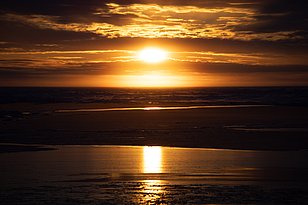 Sunset over the sea ice in Antarctica. (Photo: Mario Hoppmann / AWI / MOSAiC)
