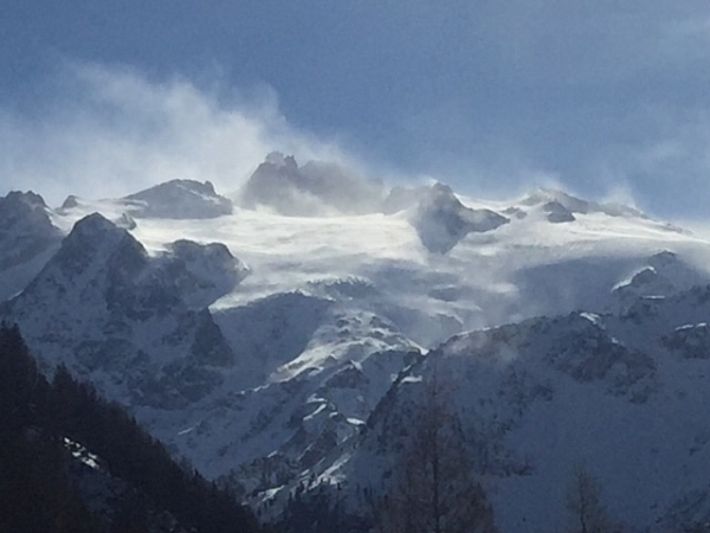 An der Aiguilles du Tour (3540 m, Trient, VS) verfrachtete der zeitweise stürmische Westwind den wenigen Neuschnee und vermutlich auch lockeren Altschnee. Dies führte zur Bildung von frischen Triebschneeansammlungen (Foto: S. Lugon-Moulin, 23.02.2017).