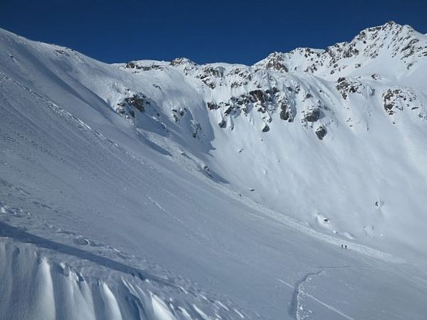 Abb. 4: Von Personen ausgelöste Schneebrettlawine an einem Nordhang auf 2460 m während der Abfahrt vom Scalettahorn (3067 m, Davos, GR). Eine Person wurde mitgerissen, aber nicht verschüttet (Foto: SLF/E. Hafner, 30.04.2017).