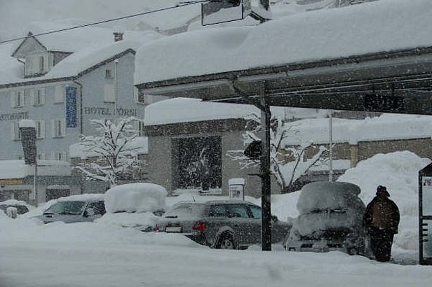 Abb. 11: Viel Neuschnee und starker Schneefall am Bahnhof von Airolo, TI, 1141 m während des markantesten Schneefallereignisses am zentralen Alpensüdhang im Winter 2008 (Foto: G. Kappenberger, 12.01.2008).
