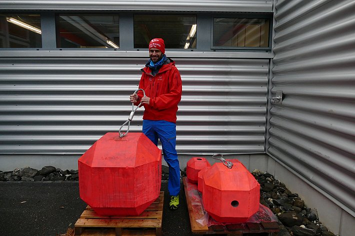 Steinschlag-Forscher Andrin Caviezel mit dem ca. 800 Kilogramm schweren Stein.