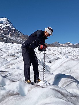 Daniel Farinotti installe une caméra automatique pour le suivi du glacier du Gorner. Photo: Kelsea Brennan-Wessels