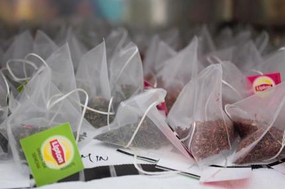 Given that they are ready-made, uniform, inexpensive and widely available, tea bags offer several advantages as a research tool.