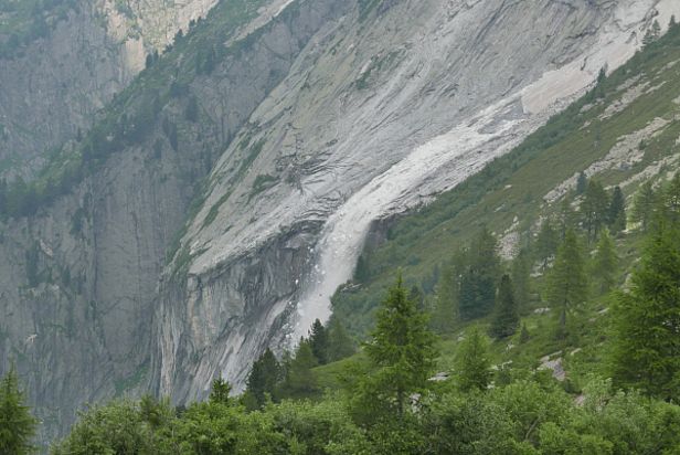 Abb. 38: Dieser grössere Altschneefleck glitt in der Nähe des Albignastaudammes im Bergell, GR auf rund 2000 m auf einer geneigten Felsplatte ab. Die Gefahr von nassen Rutschen ist auch im Sommer nicht zu unterschätzen (Foto: M. Ulmer, 10.07.2016).