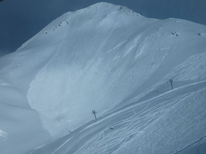 Abb. 1: Diese mittelgrosse Schneebrettlawine an einem Westhang auf 2480 m nördlich der Parsennfurgga (Davos, GR) löste sich am Mittwoch, 01.02. spontan. Sie war im schwachen Altschnee gebrochen (Foto: SLF/E. Hafner).