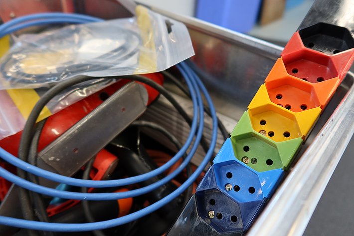 Ebenso die bunte Verteilersteckdose. (Foto: Jochen Bettzieche / SLF)