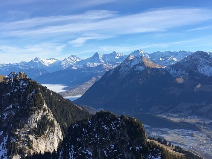 Auch im Simmental (BE) lag oberhalb von rund 1900 m nur wenig Schnee. Sonnenhänge waren bis auf rund 2400 m aper. Blick vom Cheibehore auf den Niesen, 2362 m (Mitte) und die Berner Hochalpen im Hintergrund (Foto: SLF/C. Pielmeier, 17.12.2016).