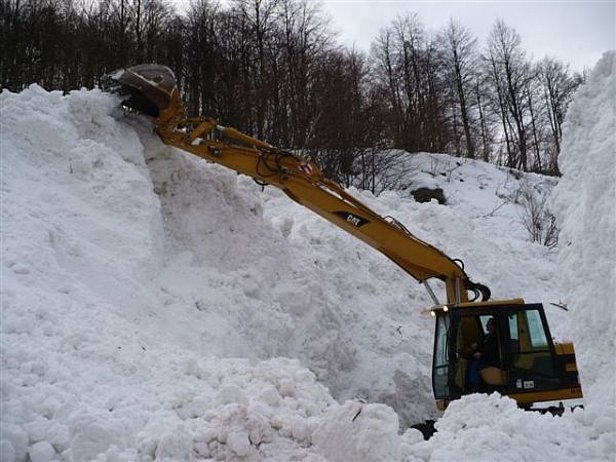 Abb. 24: Die Gesenalawine verschüttete in der Nacht auf Samstag, 07.02.2009 die Verbindungsstrasse zwischen Mesocco und Deira, Misox, GR meterhoch. Es kamen keine Personen zu Schaden. Die Strasse musste mit grossem maschinellem Aufwand geräumt werden (Foto: S. Fehler, 07.02.2009).