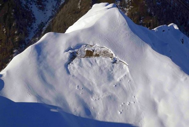 Abb. 5: Gleitschneeriss im Val Bedretto (Foto: T. Schneidt, 03.12.2016) 