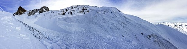 Photo 1: Situation avalancheuse critique pour les adeptes des sports de neige: Depuis janvier jusqu’à la mi-mars, de nombreuses avalanches ont été déclenchées par les adeptes des sports de neige. Sur cette photo, une avalanche déclenchée à distance sur une pente exposée au nord au Hochwang (2534 m, Trimmis, GR), mais qui n’a touché personne. L’avalanche s’est décrochée dans le fondement fragile du manteau neigeux et a atteint une largeur de plusieurs centaines de mètres (photo: M. Scheel, 27.01.2016).