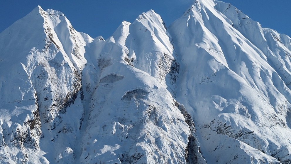 Hier, la surface neigeuse était encore poudreuse; aujourd’hui, elle constitue une couche fragile à ne pas négliger