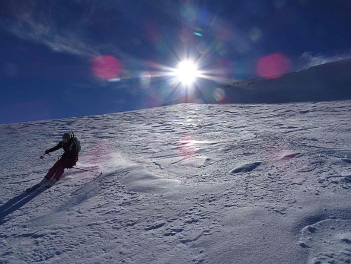 Skispass am Griesgletscherpass - obwohl die Schneeoberfläche vom Wind geprägt ist (Foto: T. Schneidt, 29.10.2016). Hier auf Naturschnee ...
