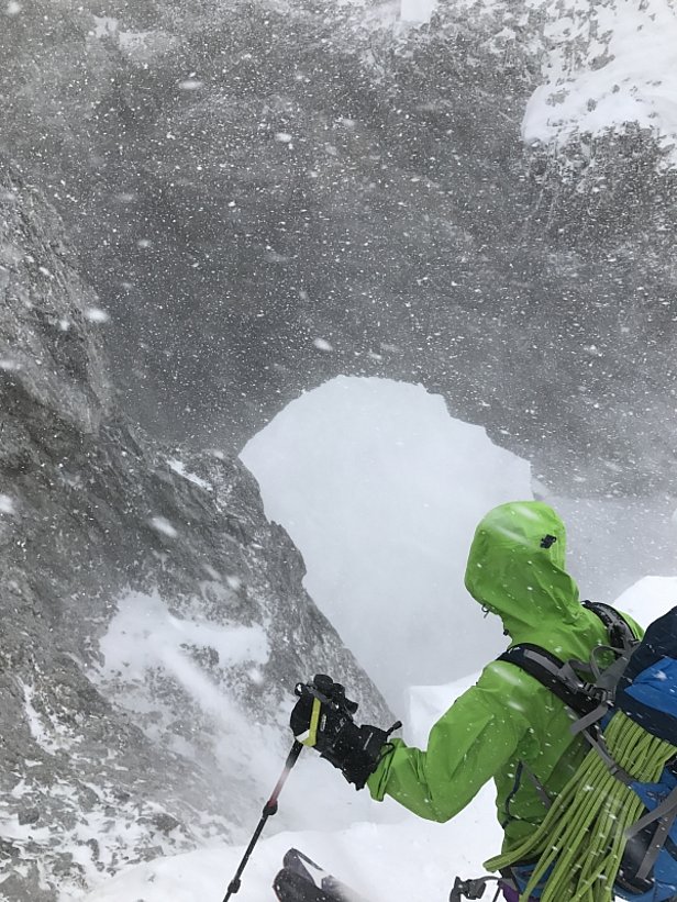 Abb. 3: Richtig Winter, aber nur vorübergehend. Am Freitag, 17.02. fielen am östlichen Alpennordhang innerhalb eines Tages bis zu 30 cm Schnee. Schneetreiben am 'Rund Loch' (Gemsfairenstock, Spiringen, UR) (Foto: S. Steiner, 17.02.2017).