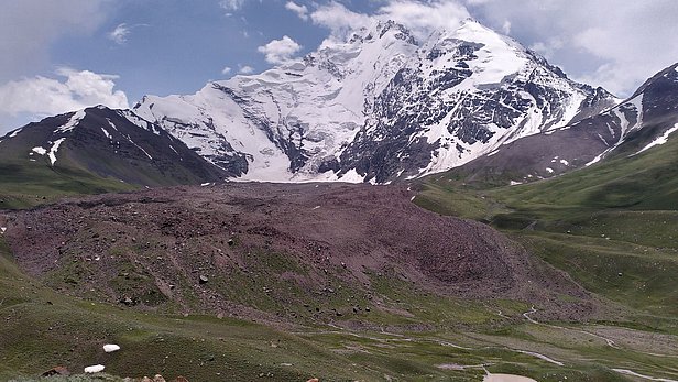 Healthy glacier east of Kyzylsu glacier, also displaying a debris-covered terminus. Photo: S. Fugger