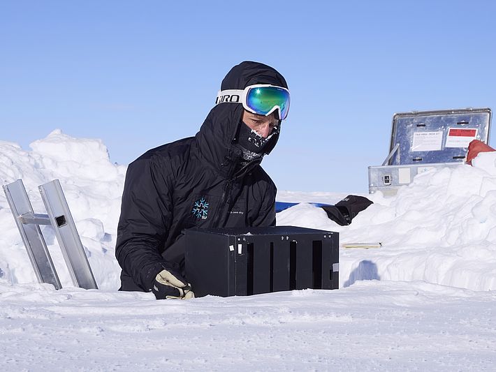 SnowImager Messung im zweieinhalb-Meter-Schneeprofil auf der Leiter. (Foto: Matthias Jaggi / SLF)