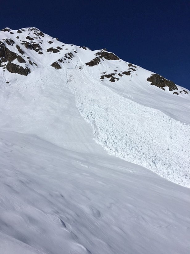 Abb. 2: Die Lawine hat unter einem wärmenden Felsen als kleiner Lockerschneerutsch begonnen. Unten hat sie seitlich ausgerissen, stellenweise die ganze, schwache Schneedecke mitgerissen und schlussendlich doch eine ansehnliche Grösse erreicht. Osthang auf etwa 2500 m am Gatschieferspitz, Klosters, GR (Foto: SLF/B. Zweifel).