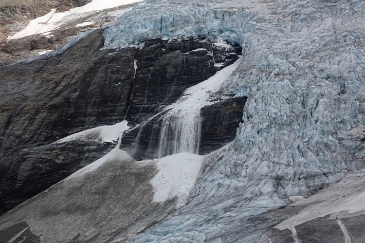 Weit und breit kein Schnee, dafür donnerten den ganzen Tag über immer wieder kleinere Eislawinen herunter. Blick von der Kletterroute mit dem passenden Namen "Gletschersymphonie" auf den Rosenlauigletscher, Schattenhalb, BE (Foto: SLF/K. Winkler, 17.07.2017).