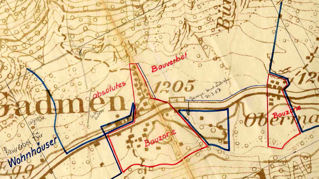 Kartenausschnitt mit handschriftlichen Markierungen, Linien und Flurstücknummern