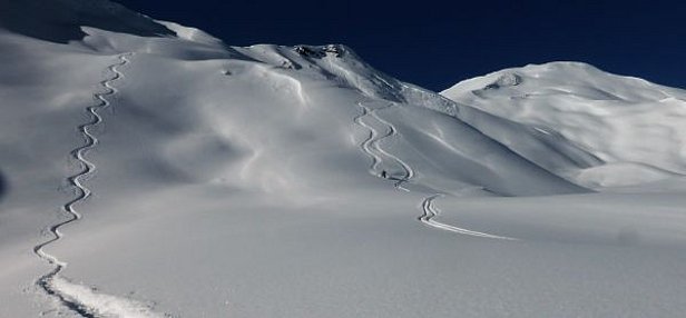 Abb. 3: Schöner Pulverschnee in der Abfahrt vom Girenspitz (2367 m, St. Antönien, GR). Die kleine Lawine im Hintergrund der zwei rechten Spuren wurde fernausgelöst (Foto: W. Marty, 09.01.2017).
