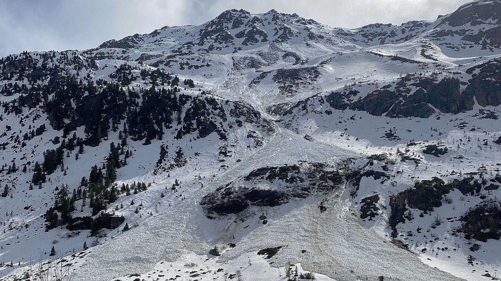Nassschneelawinen an Nordhängen bis in hohe Lagen