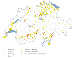 Karte der Schweiz mit Punkten in Gelb, Orange und Rot, die verschiedene Schadensstufen durch Hochwasser, Murgang, Rutschung und Sturz darstellen.