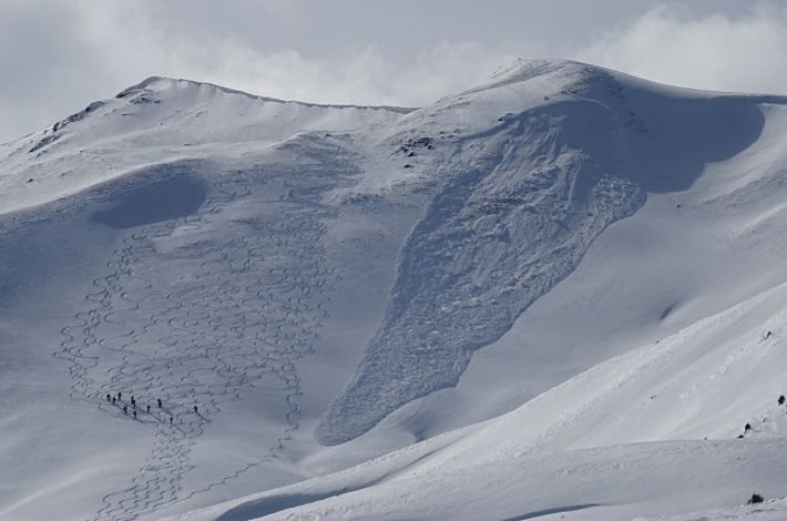 Abb. 1: Fernauslösung am Sonntag, 12.02. durch eine Personengruppe in der Abfahrt am Feil (Curvér Pintg da Taspegn, Albula, GR) in einem Nordosthang auf rund 2600 m (Foto: K. Suler).