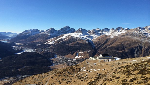 Photo 8: Dans le sud, pratiquement pas de neige jusqu’au Nouvel An. Fin décembre 2015, la haute vallée engadinoise à environ 1800 m était pratiquement sans neige, une situation observée seulement à deux reprises (en 1885 et 1921). A part les pistes enneigées artificiellement, les pentes ensoleillées en Engadine étaient sans neige jusqu’à environ 3000 m (photo: SLF/J. Wessels, 27.12.2015).