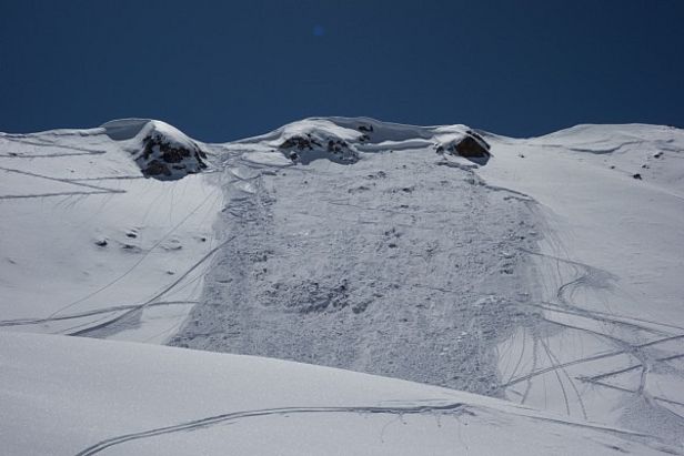 Abb. 5: Kleine Lawine am Nordhang des Gfroren Horns, Davos (GR, 2746 m). Sie wurde am 22.04. durch Tourengänger ausgelöst und riss teils bis in den bodennahen Altschnee durch. An diesem Hang ging bereits Anfang März eine Lawine ab (Foto: SLF/B. Kruyt, 22.04.2017).