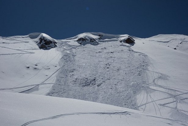 Abb. 5: Kleine Lawine am Nordhang des Gfroren Horns, Davos (GR, 2746 m). Sie wurde am 22.04. durch Tourengänger ausgelöst und riss teils bis in den bodennahen Altschnee durch. An diesem Hang ging bereits Anfang März eine Lawine ab (Foto: SLF/B. Kruyt, 22.04.2017).