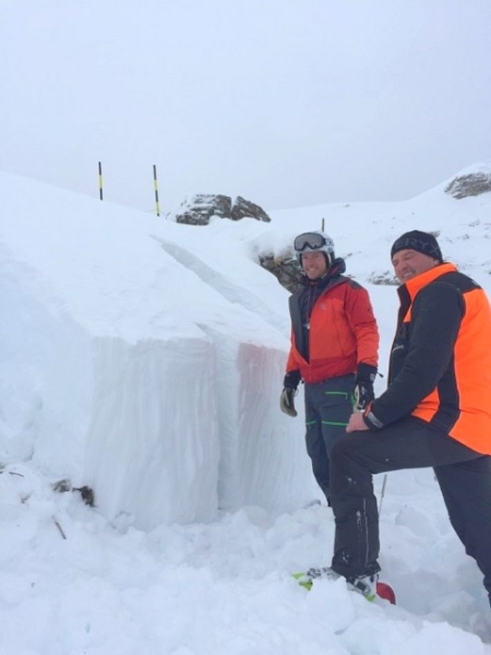 Ein Schneeprofil und Stabilitätstests auf dem Chäserrugg (auf 2041 m, Wildhaus - Alt St. Johann, SG) zeigten, dass die Grenzschicht zum Altschnee noch immer störanfällig war (Foto: P. Diener, 06.02.2017).