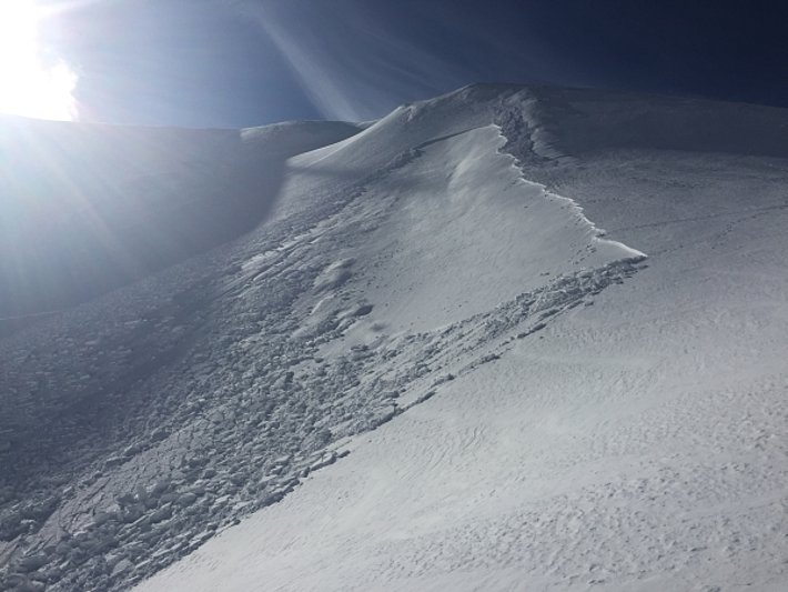 Abb. 1: Frische Schneebrettlawine ausgelöst im oberflächennahen Triebschnee. Die Lawine wurde durch einen einzelnen Schneesportler an einem Nordhang auf rund 2100 m am Risetenstock (2289 m, Isenthal, UR) ausgelöst. Dabei wurde ein Hund verschüttet. Dieser konnte sich selbst befreien (Foto: S. Würsch, 20.02.2017).