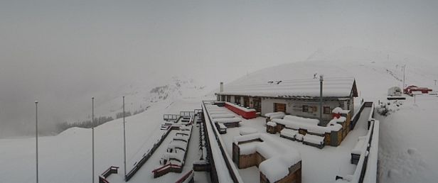 Abb. 4: Mit 30 bis 50 cm Neuschnee auf 2200 m kehrte auch im Gebiet St. Moritz, GR noch einmal der Winter ein, wie hier an der Mittelstation Suvretta-Radolins am Donnerstagmorgen (Foto: webcam Suvretta-Radolins, 27.04.2017).