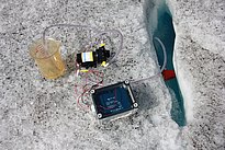 Filtration von Schmelzwasser auf dem Rhonegletscher. Foto: Beat Stierli (WSL)