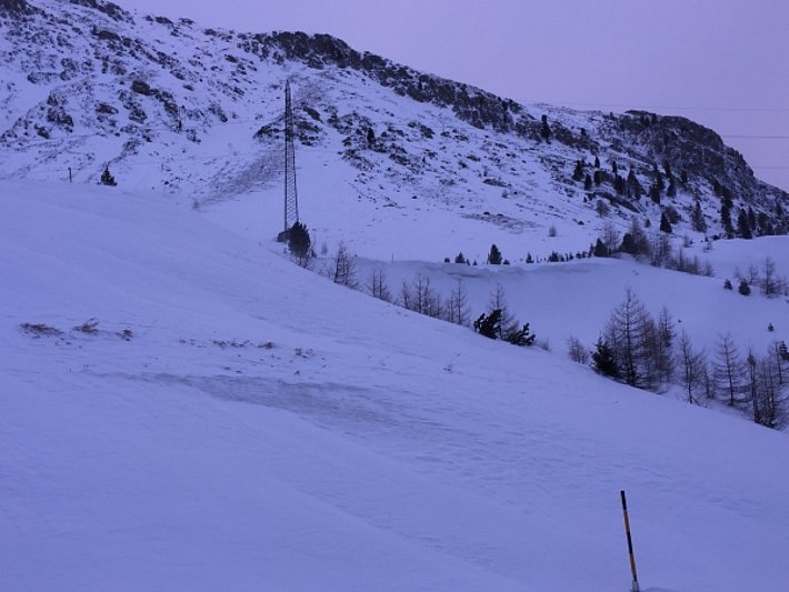 Diese Bild vom Julierpass (2284 m, Surses, GR) zeigte deutliche Windspuren. Abgeblasene Rücken lagen neben eingeblasenen Mulden (Foto: J.-A. Bisaz, 01.03.2017).