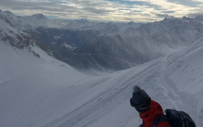 Das Wetter änderte sich in der zweiten Wochenhälfte erneut und so fiel Schnee wieder unter starkem Windeinfluss, hier ein Blick Richtung Ovronnaz (Leytron, VS; Foto: Y. Décaillet, 11.01.2017).